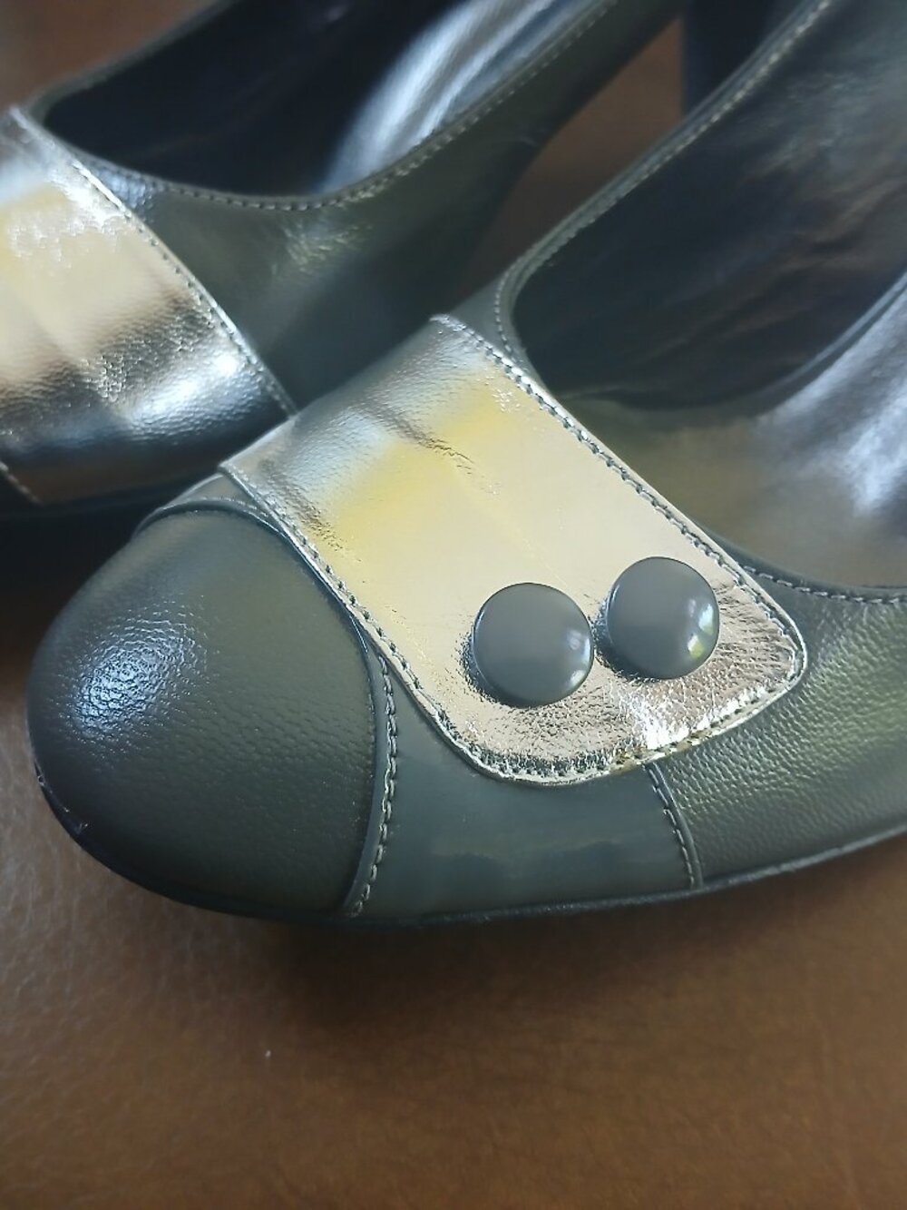 Short heeled pumps in grey and silver. New and Unworn. Leather.